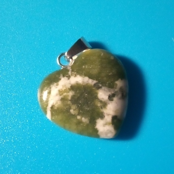 ๐2/$20๐ NIP - Green & White Garden Quartz Heart Shape Stone Pendant Necklace - Picture 5 of 9